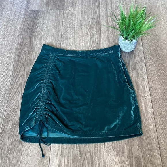 Free People Dresses & Skirts - Free People Vivienne Velvet Mini Skirt Size 6